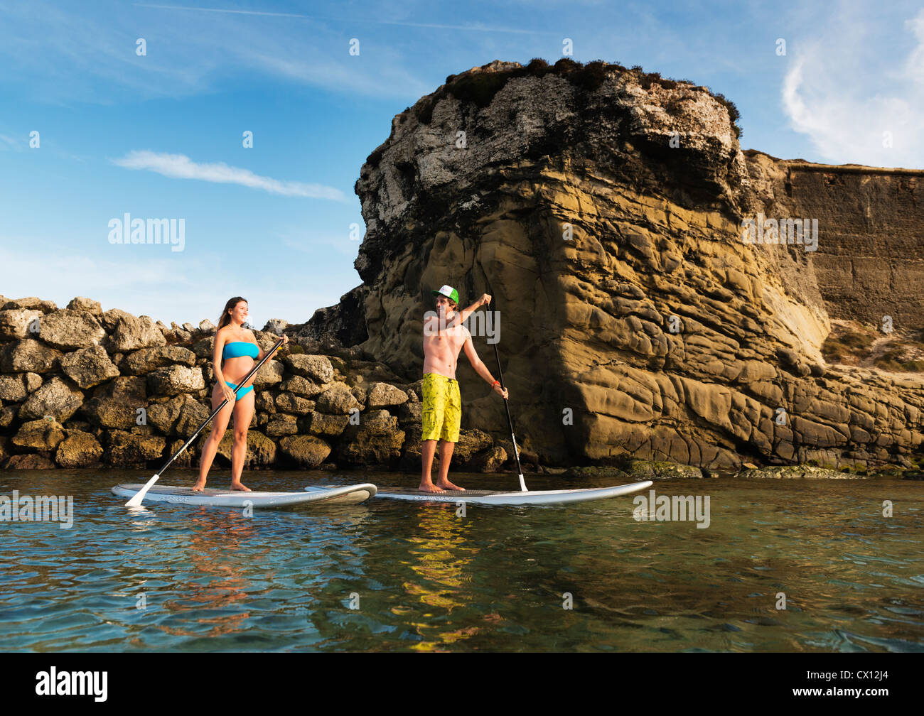 Leute, die Stand up paddle Surf in Tarifa, Cadiz, Andalusien, Spanien. Stockfoto