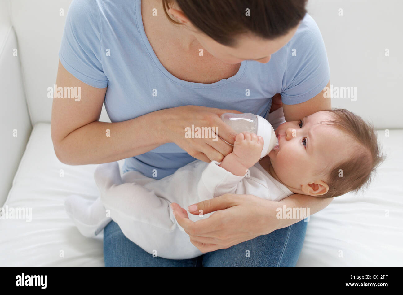 Flasche Fütterung Baby Mutter Stockfoto