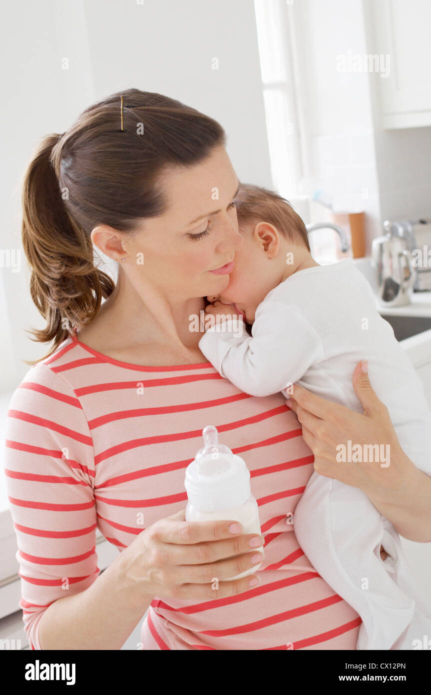 Mutter mit Baby Girl und Flasche Stockfoto