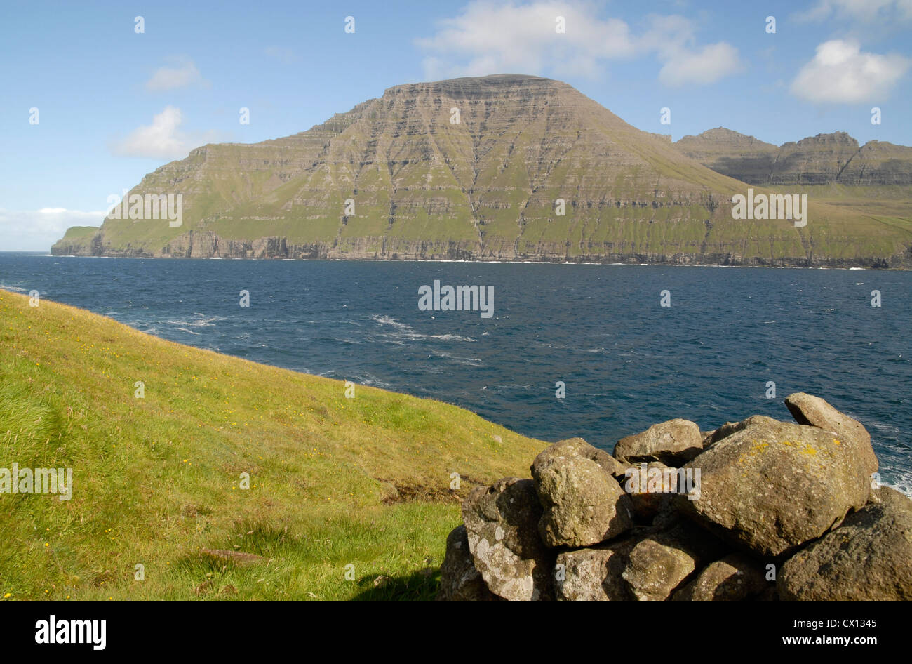 Küste in der Nähe von Muli, Bordoy Insel mit Blick auf Vidoy Island, Faroer Inseln Stockfoto