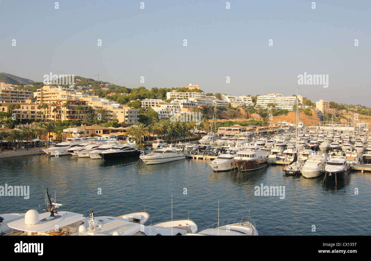 Puerto Portals Marina am späten Nachmittag - Luxus Superyachten + Restaurants + Boutiquen - Calvia, South West Mallorca / Mallorca, Stockfoto
