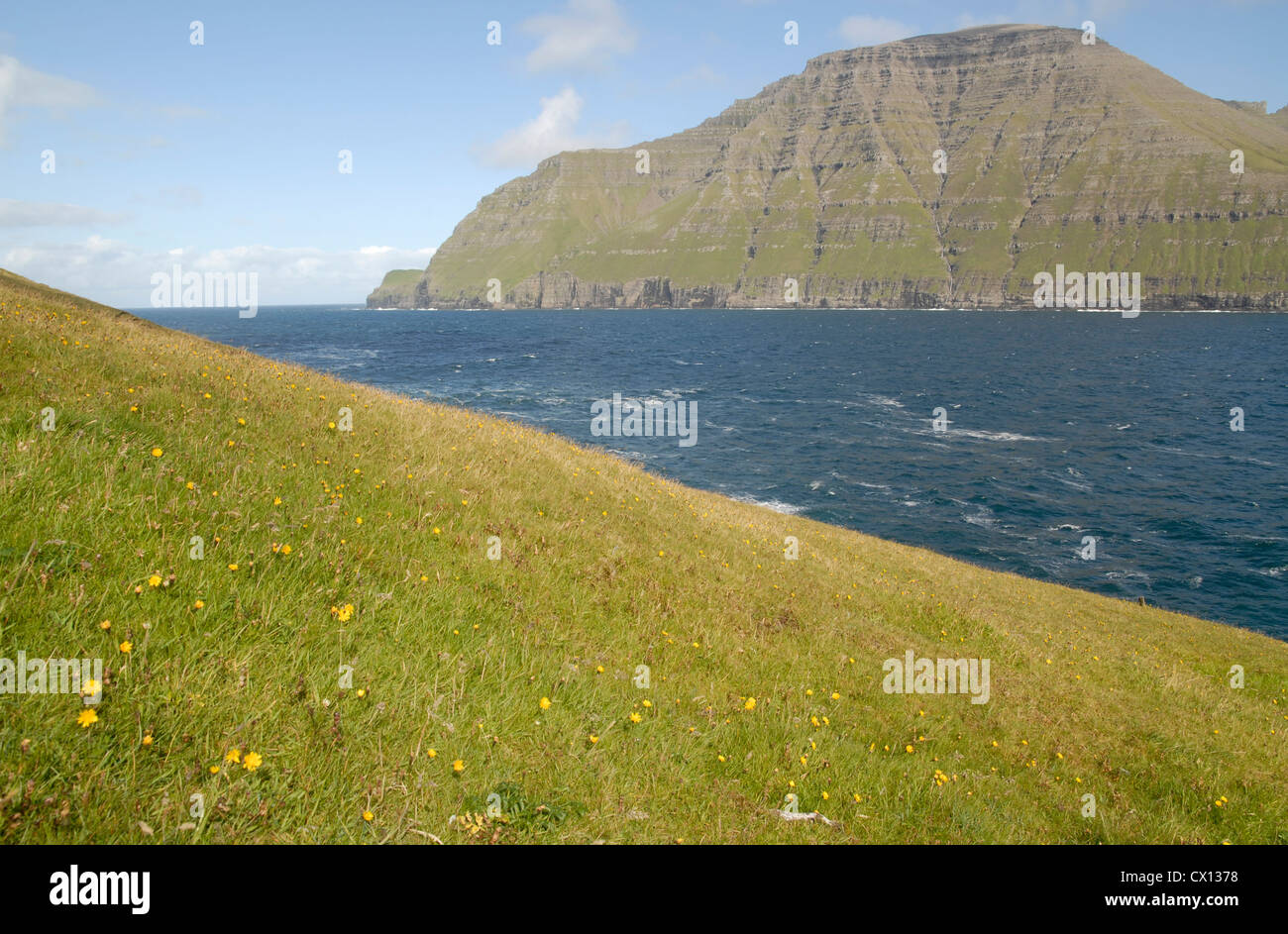 Küste in der Nähe von Muli, Bordoy Insel mit Blick auf Vidoy Island, Faroer Inseln Stockfoto