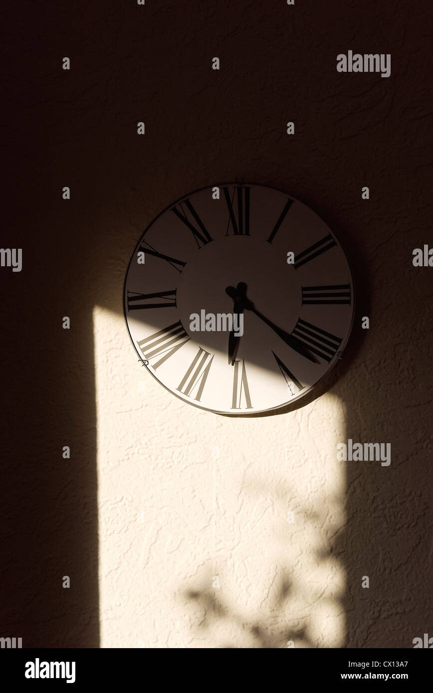 Sonnenlicht und Schatten auf einem traditionellen Zifferblatt Stockfoto