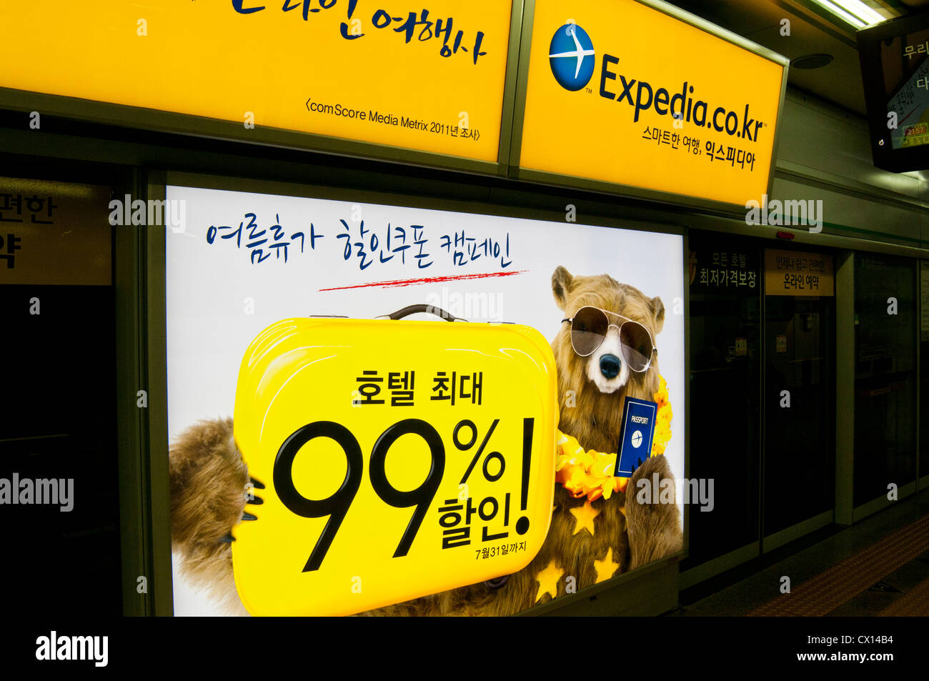 Expedia.Co.kr Anzeige auf Plattform in der u-Bahnstation in Seoul, Korea Stockfoto