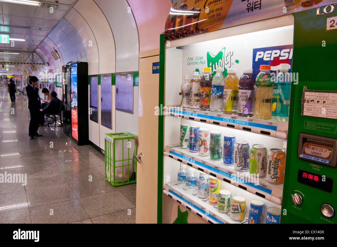 Automaten auf dem Bahnsteig der U-Bahn in Seoul, Korea Stockfoto