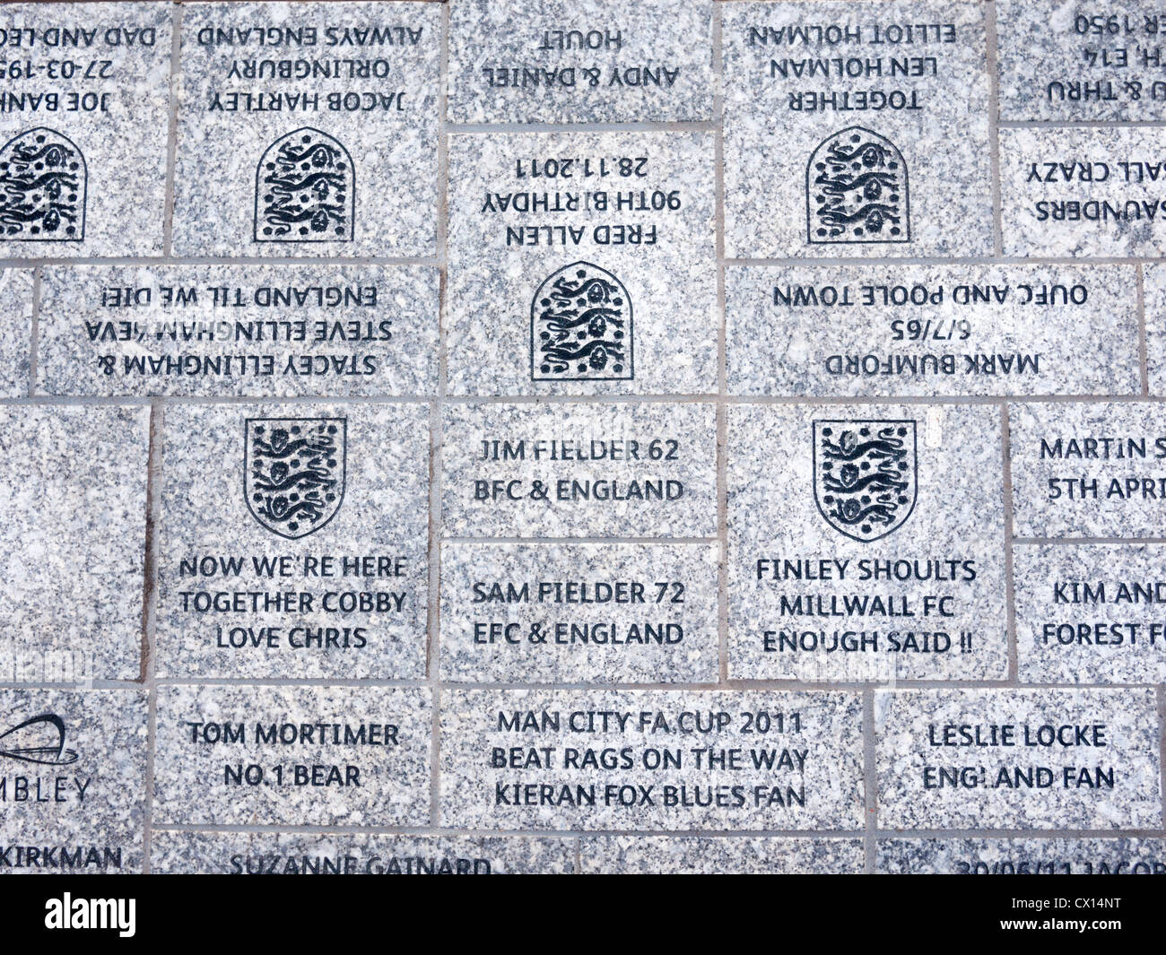 Gedenksteine in einem Pfad am Wembley Stadium in London UK in Erinnerung an Ereignisse und footbballers Stockfoto