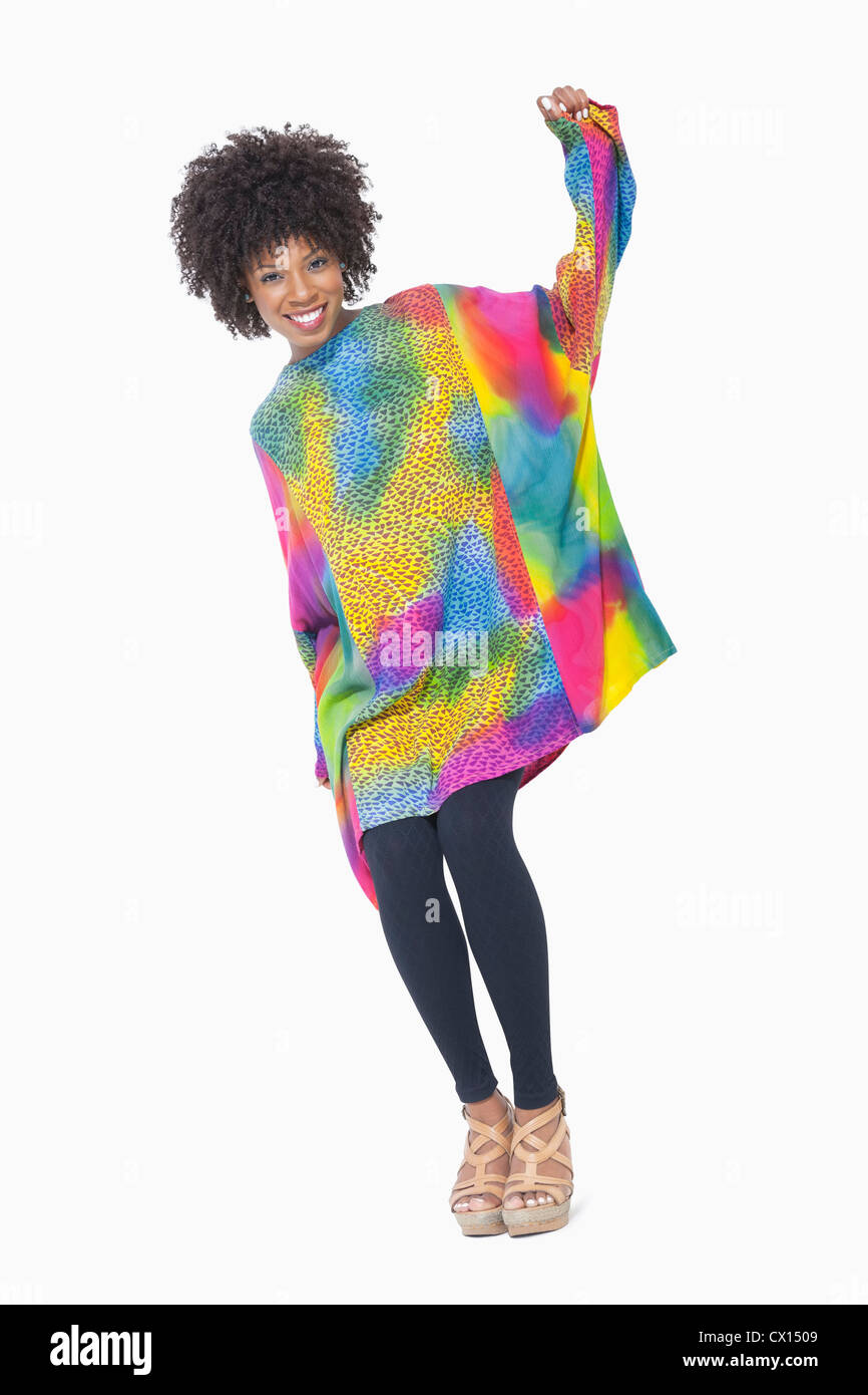 Voller Länge Porträt einer afroamerikanischen Frau im Dashiki stehen auf grauem Hintergrund Stockfoto