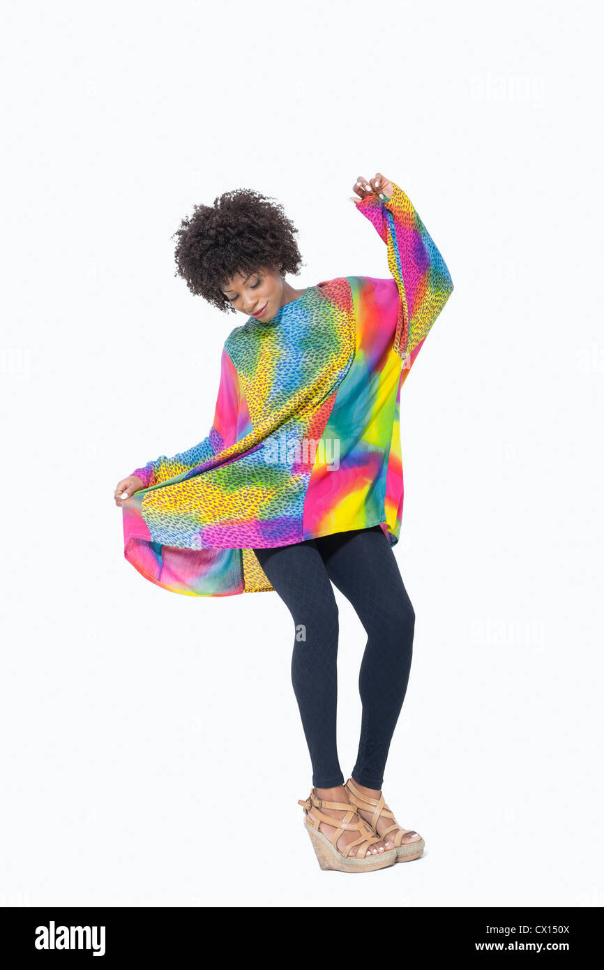 Voller Länge einer afroamerikanischen Frau in Dashiki über grauen Hintergrund Stockfoto