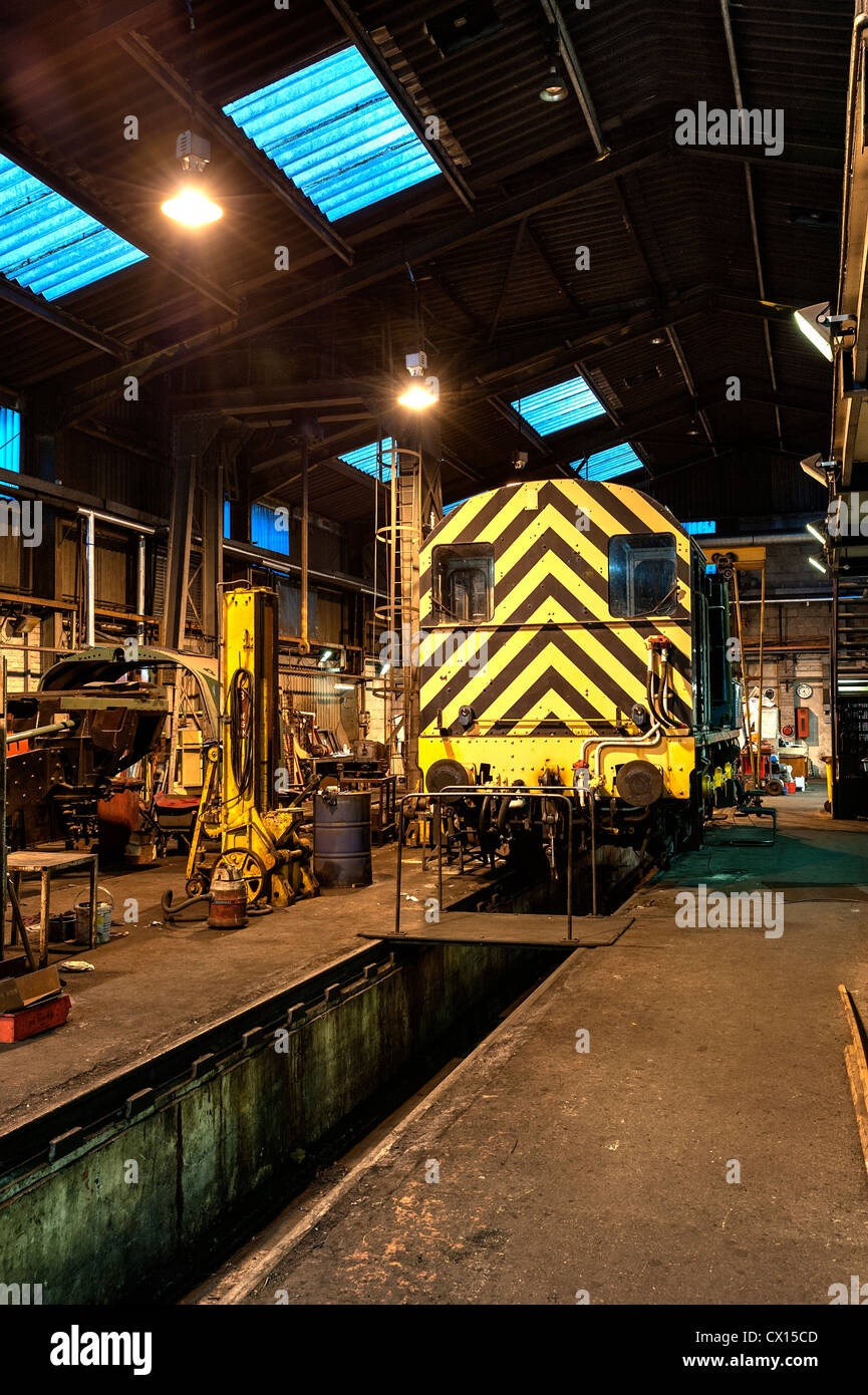 Eine Diesel Rangierlok durchmachenden Wartung des Motors wirft in Grosmont auf der North Yorkshire Moors Railway Stockfoto