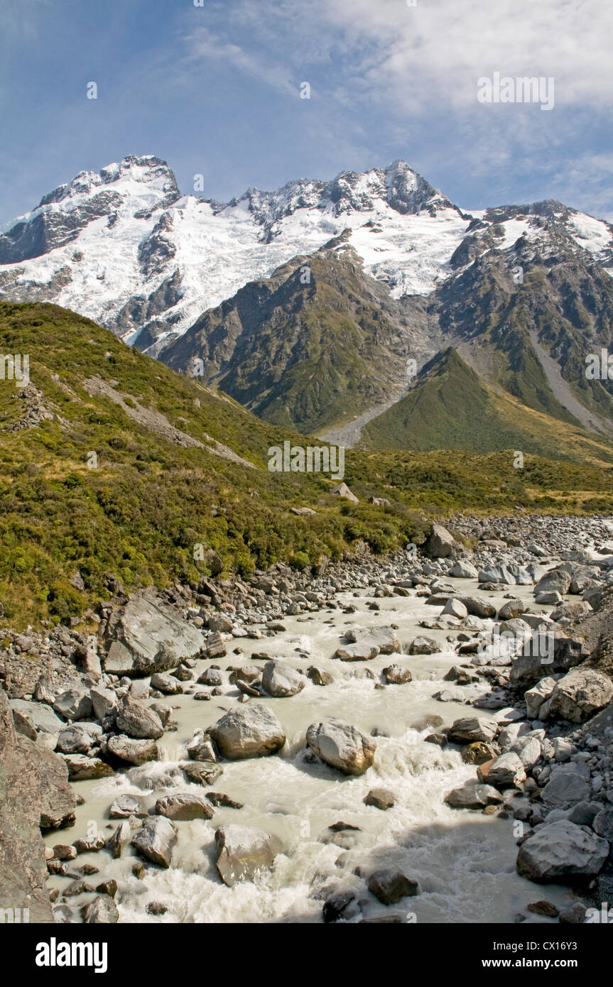 Im Hooker Flusstal des Mount Cook Nationalpark, Neuseeland, mit Mount Sefton dominieren in der Ferne Stockfoto