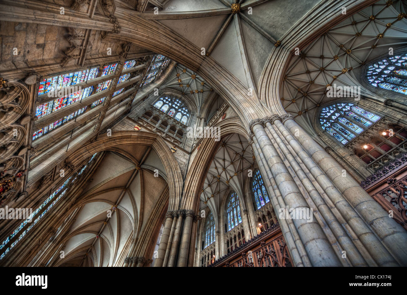 Gerippt, Gewölbe, aufwendige Maßwerk und Glasmalerei Fenster Merkmal der gotischen Architektur in der Kathedrale von Leeds, England Stockfoto