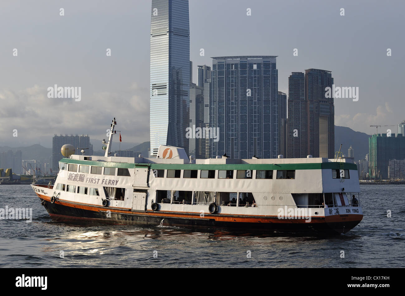 Fähre mit International Commerce Centre (ICC) in den Hintergrund (Hongkong, China) Stockfoto