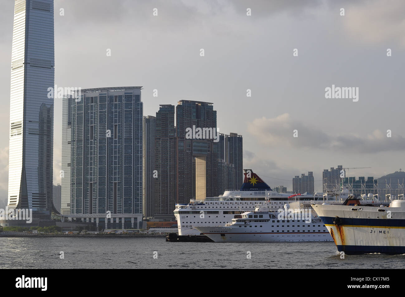 Kreuzfahrtschiffe mit International Commerce Centre (ICC) in den Hintergrund (Hongkong, China) Stockfoto