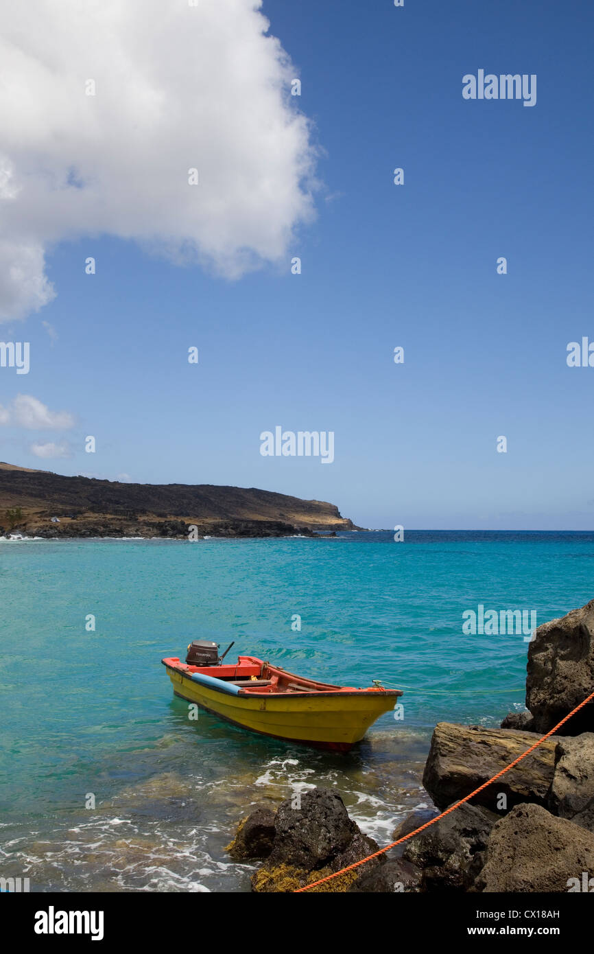 Bunte Fischerboot gefesselt am Eingang zur Bucht von Anakena Strand, Osterinsel, Chile. Stockfoto Bunte Fischerboot gefesselt am Eingang zur Bucht von Anakena Strand, Osterinsel, Chile. Stockfoto