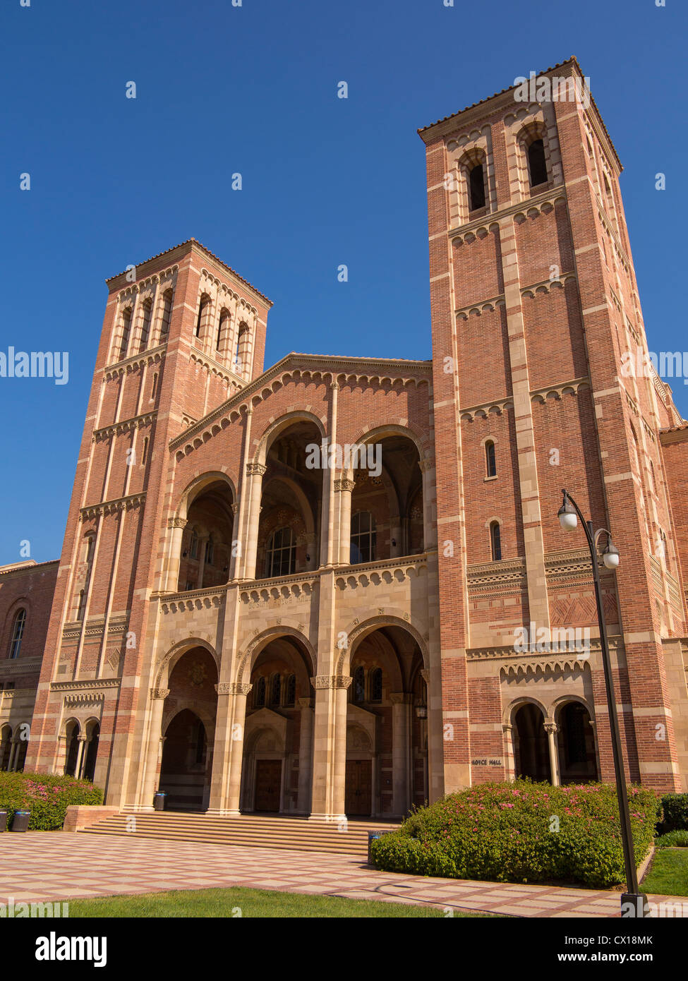 LOS ANGELES, Kalifornien, USA - Royce Hall am UCLA Campus. Stockfoto