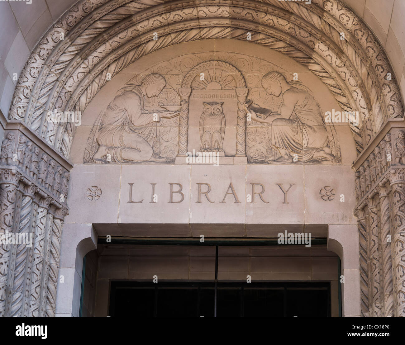 LOS ANGELES, Kalifornien, USA - Powell Bibliothek Schild am UCLA Campus. Stockfoto