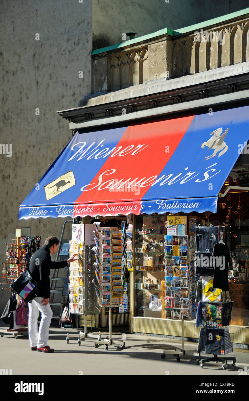 Touristen auf der Suche an Souvenirs in einem Shop, Wien, Österreich, Europa Stockfoto