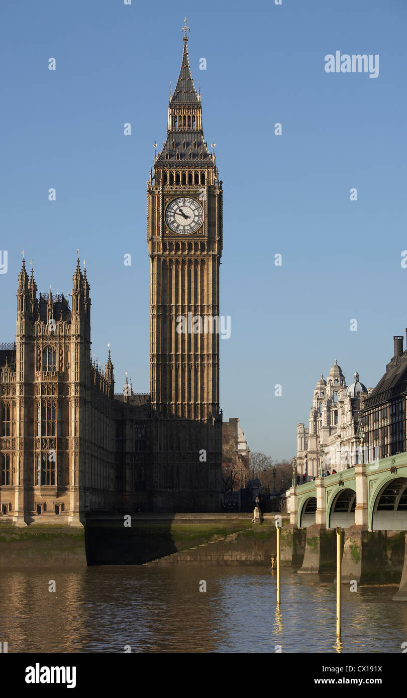 Palast von Westminster aus über die Themse Stockfoto