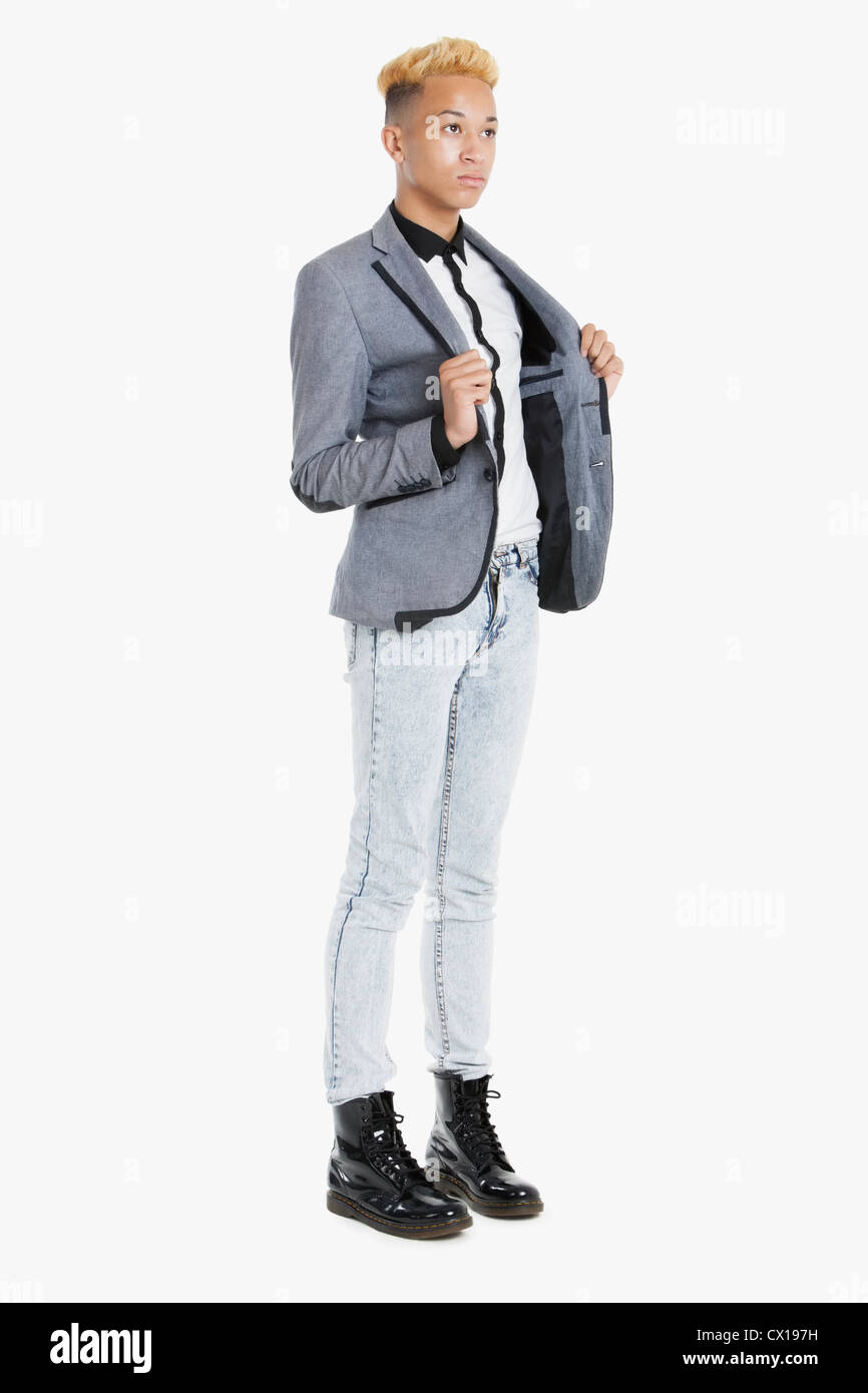 Teenager in smart casual über grauen Hintergrund Stockfoto