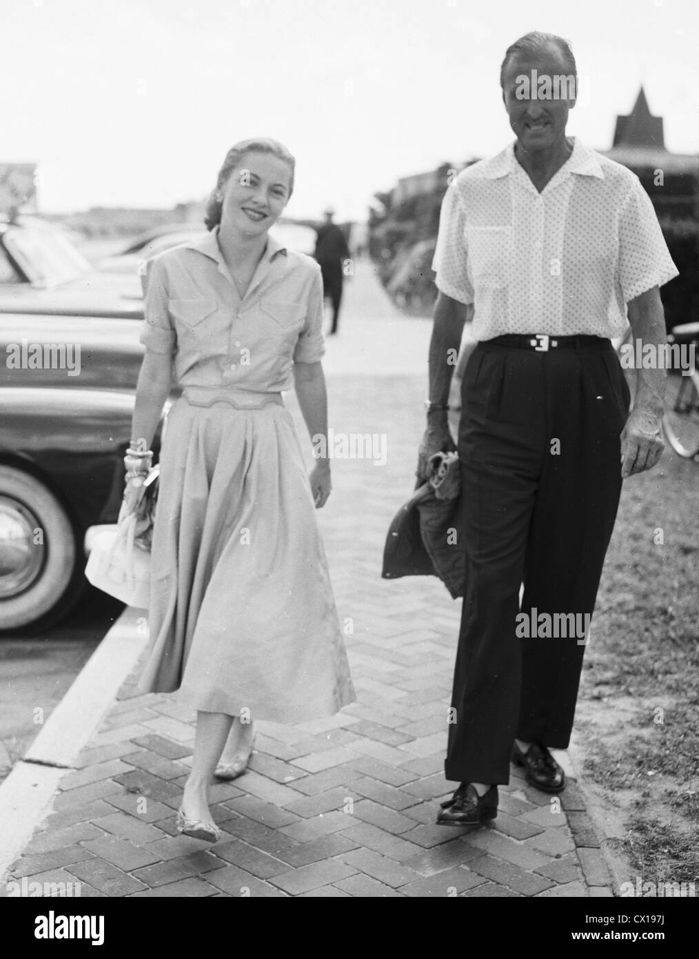 Col Serge Obolensky und Schauspielerin Joan Fontaine ankommen im Southampton Beach Club in Southampton, L.I.,ca 1950 Stockfoto