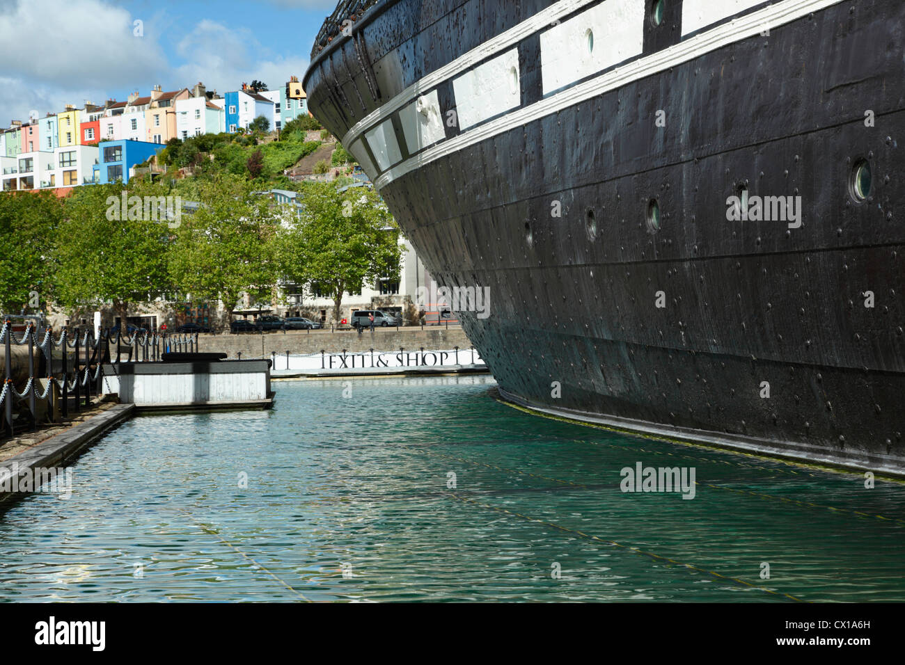 Die SS Great Britain mit den mehrfarbigen Häusern von Clifton Holz in der Ferne. Bristol. England. VEREINIGTES KÖNIGREICH. Stockfoto