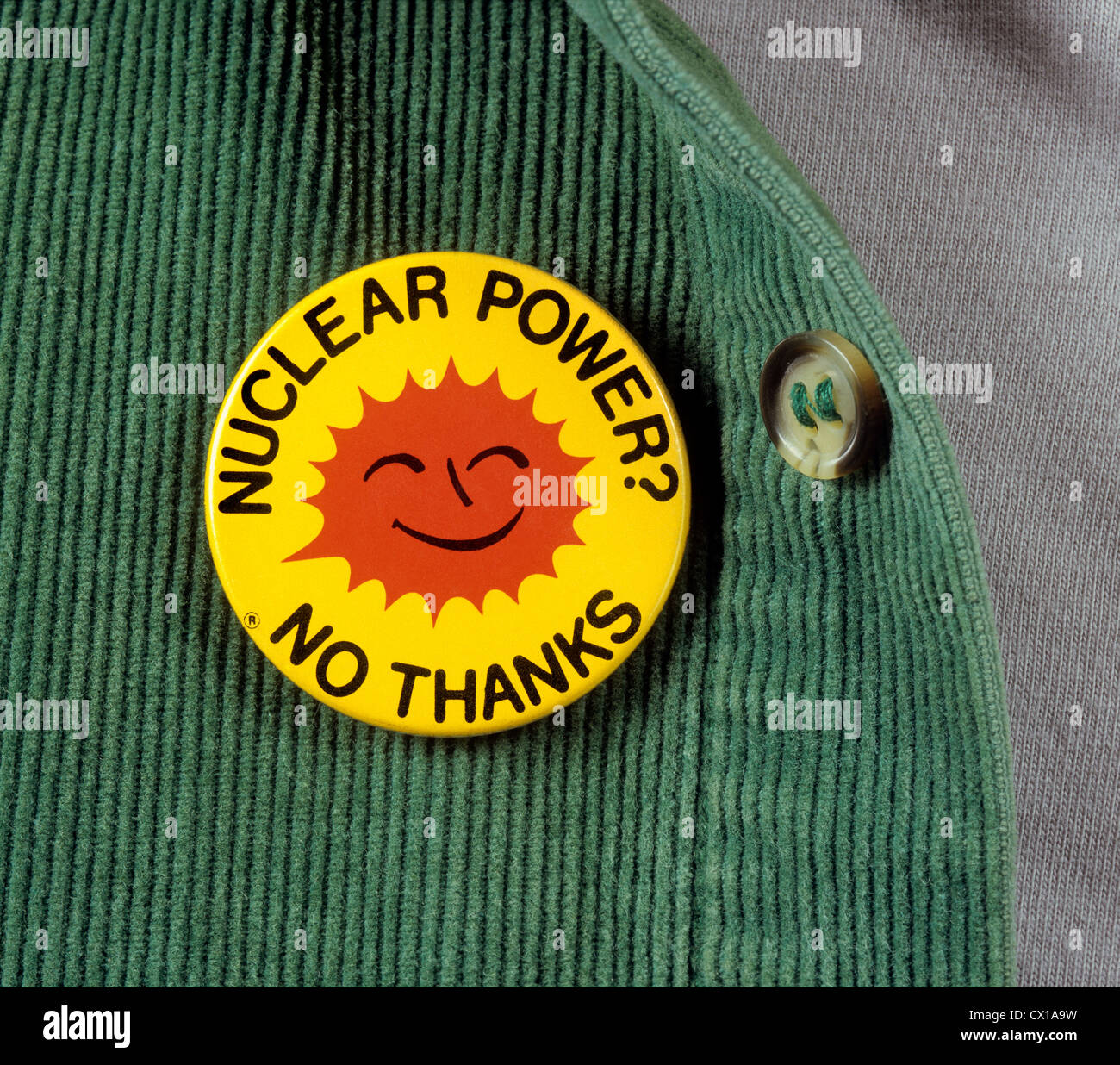 Jemand trägt ein "Atomkraft? Nein danke-Abzeichen. Stockfoto