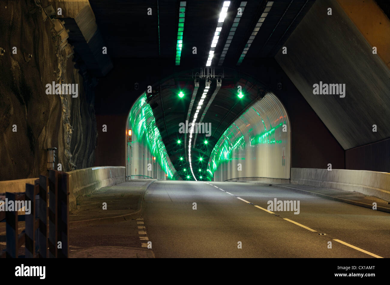 Einer der Pen-y-Clip Straßentunnel auf der A55(T)-Straße zwischen Penmaenmawr und Llanfairfechan, Nordwales. Stockfoto