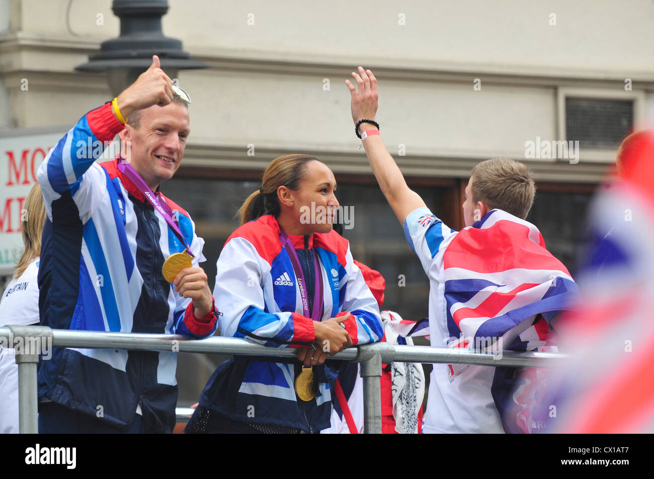Jessica Ennis und Richard Whitehead in der Sportler-Parade feiert den Erfolg des Teams GB und GB der Paralympics in London 20 Stockfoto