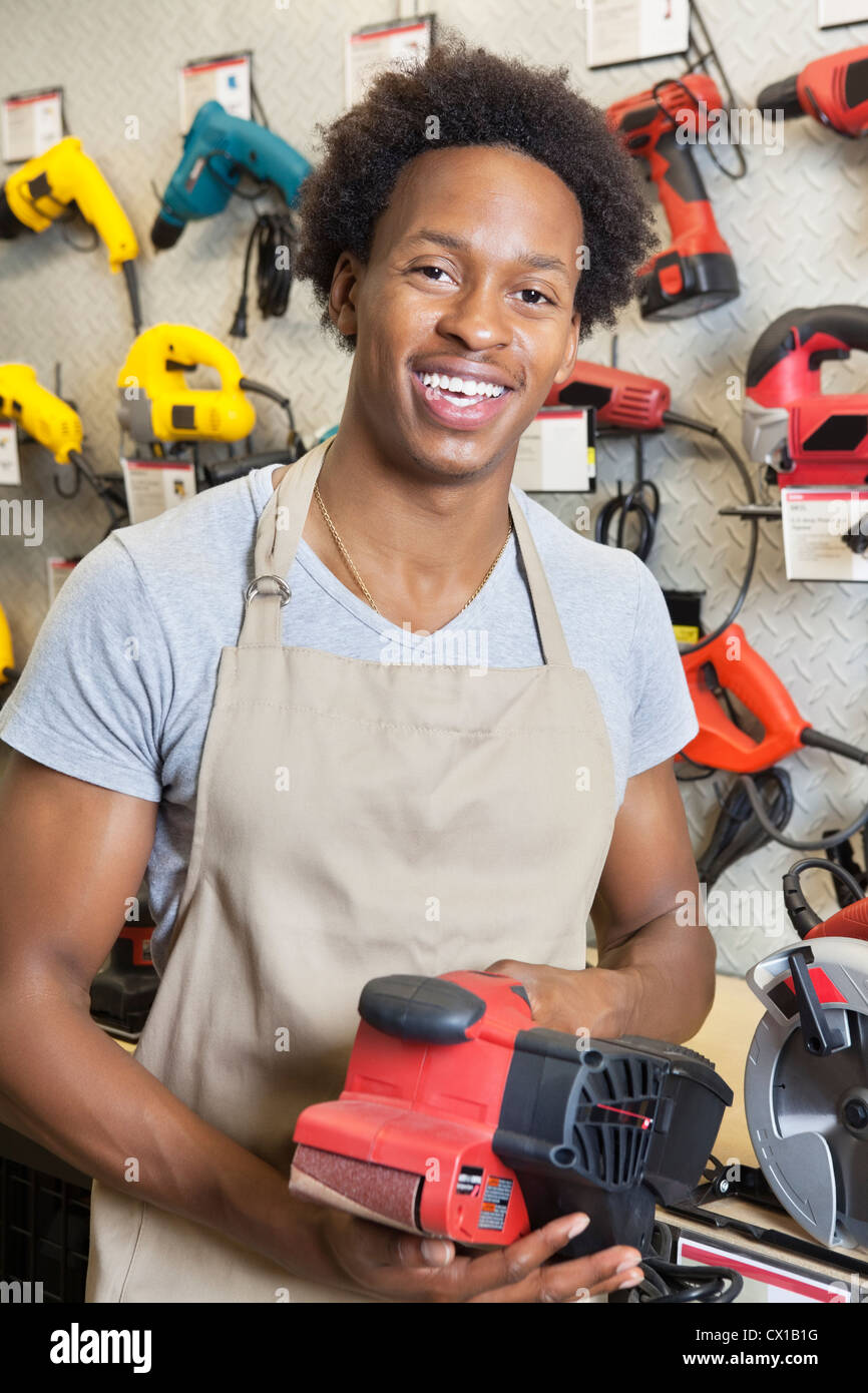 Porträt eines afrikanischen amerikanischen männlichen Verkäuferin hält elektronisches Werkzeug Stockfoto