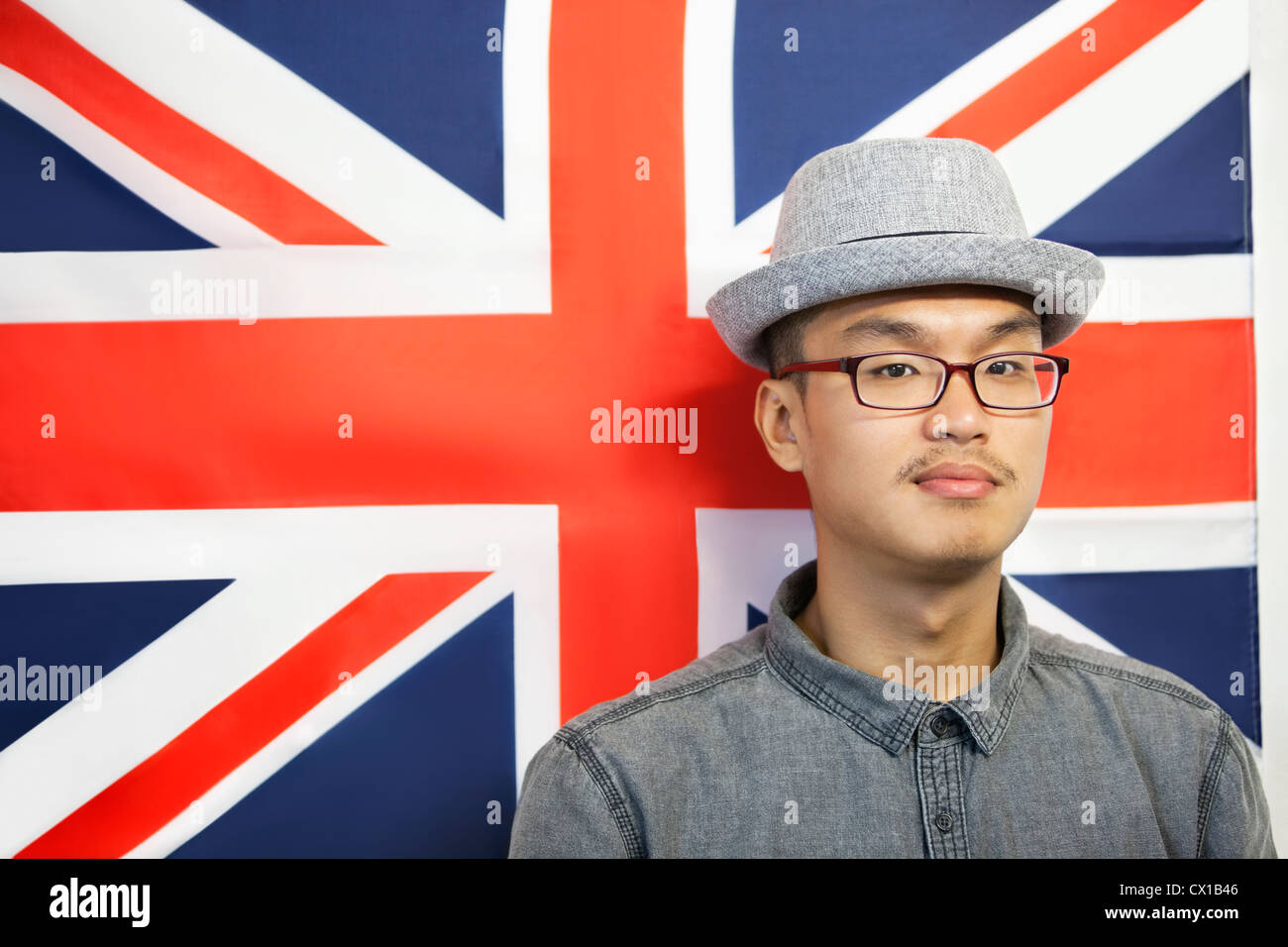 Porträt eines Mitte erwachsenen Mannes gegen britische Flagge Stockfoto