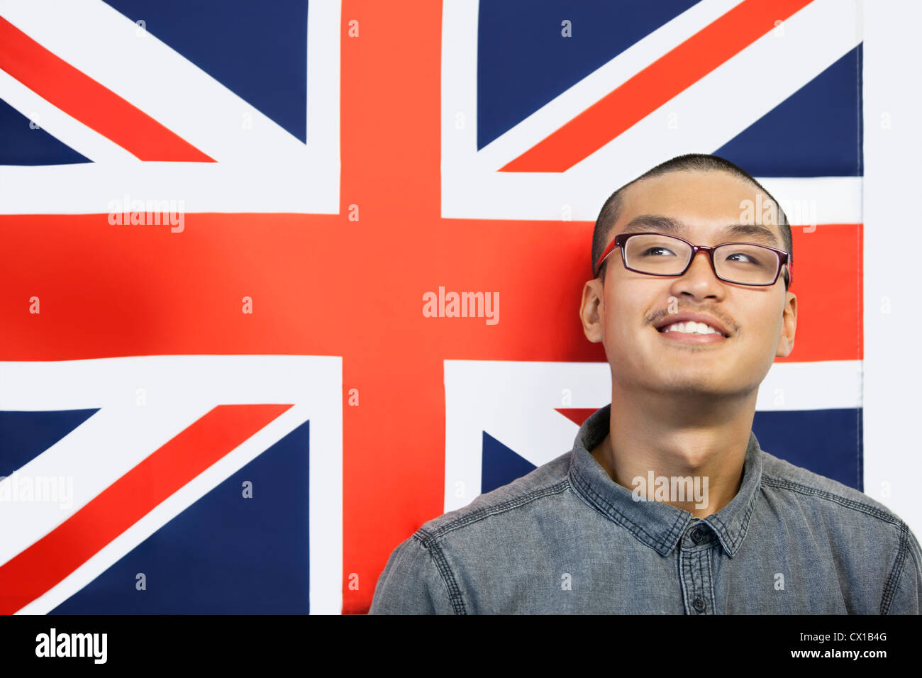Geplanten Mann wegsehen gegen die britische Flagge Stockfoto