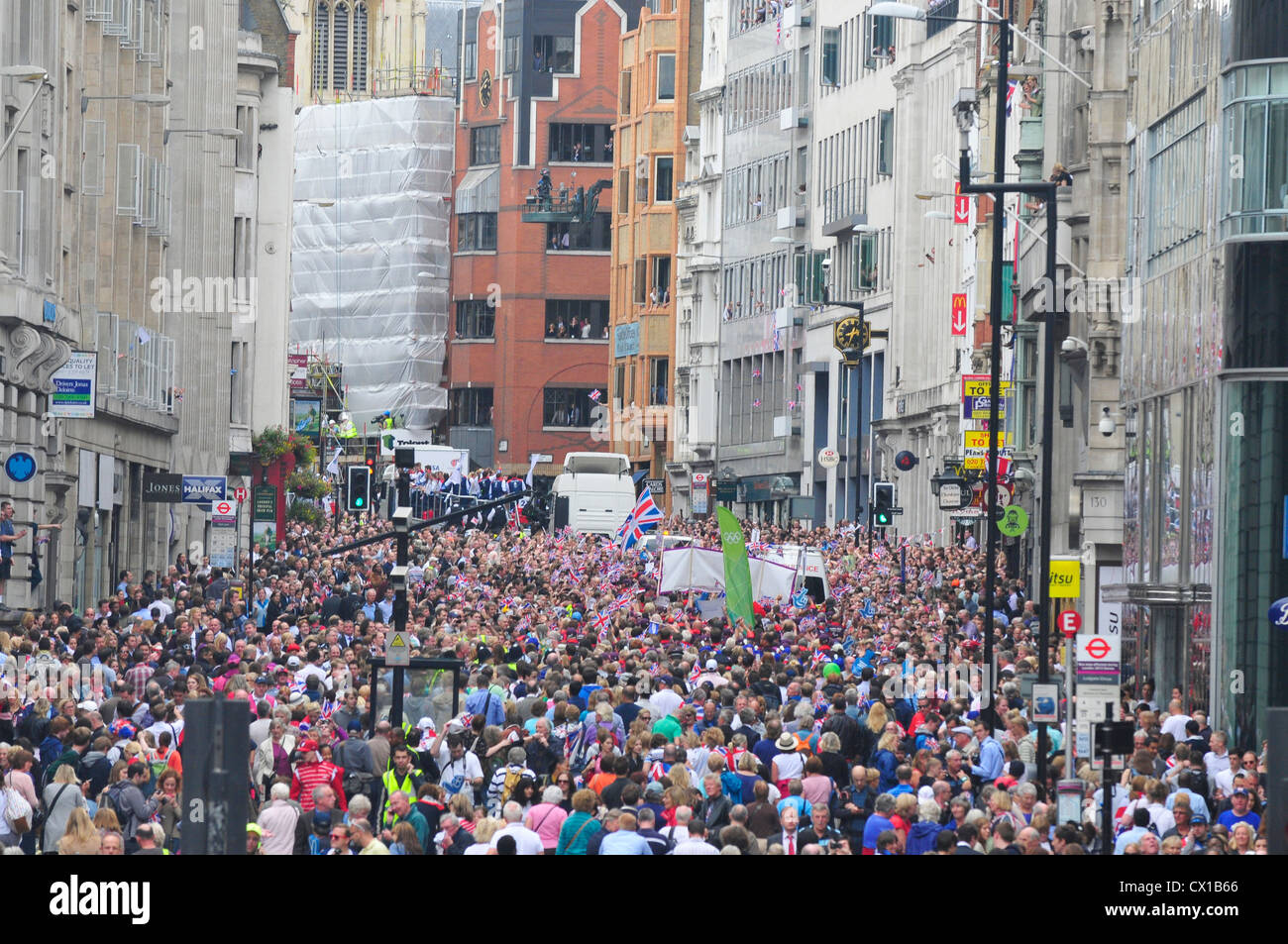 Menschenmassen auf die Athleten Parade feiert Team GB und Paralympics GBS Erfolg in London 2012 Stockfoto