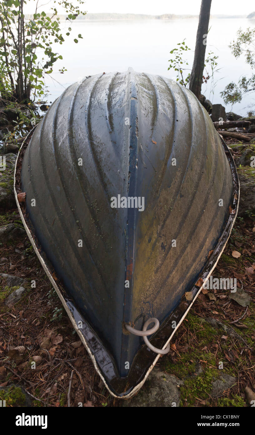 Altes Ruderboot invertiert an der Küste der See im Wald Stockfoto