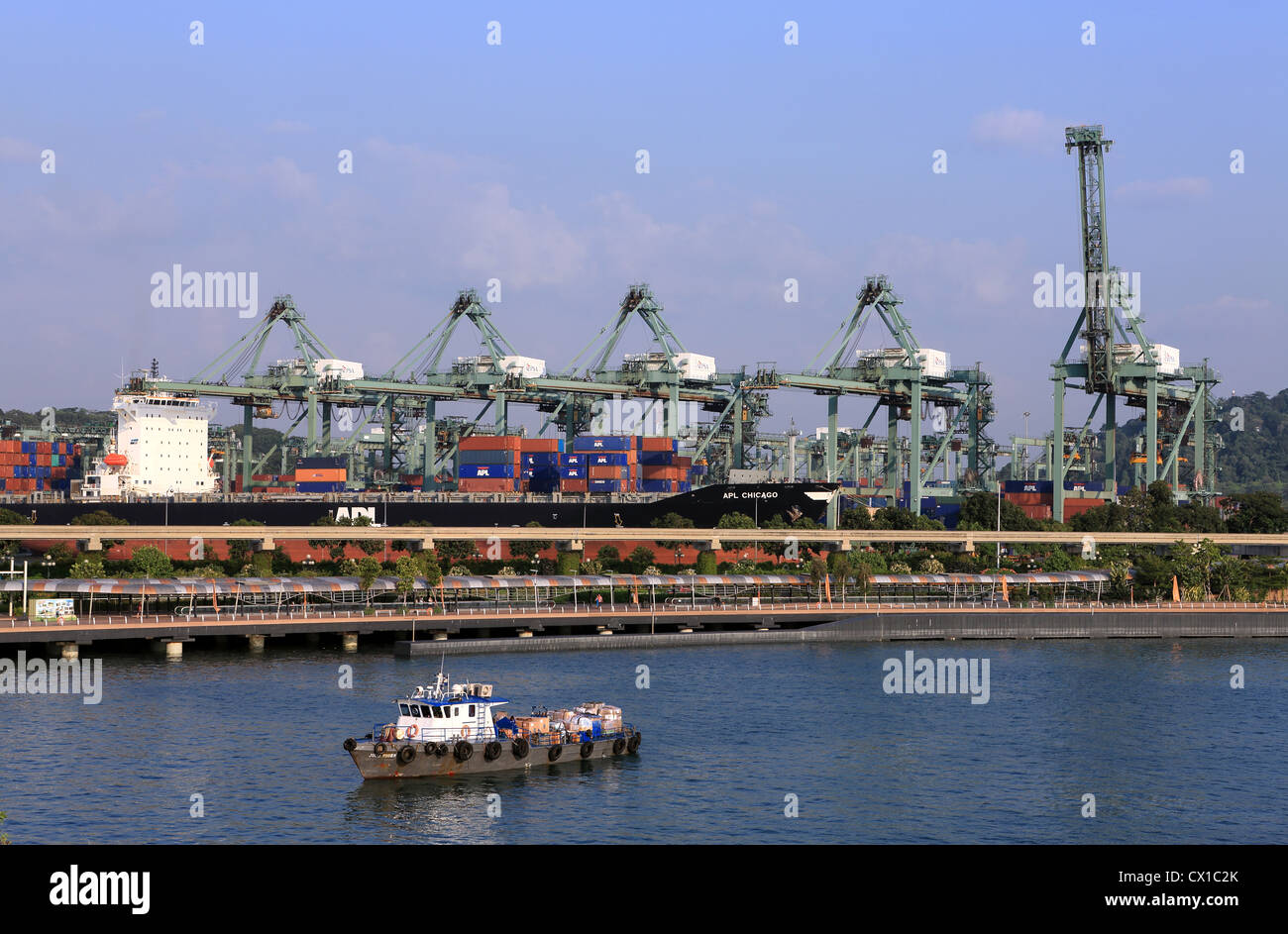 Harbourfront in Singapur mit der Sentosa Express Monorail und geschäftigen Hafen im Hintergrund. Stockfoto