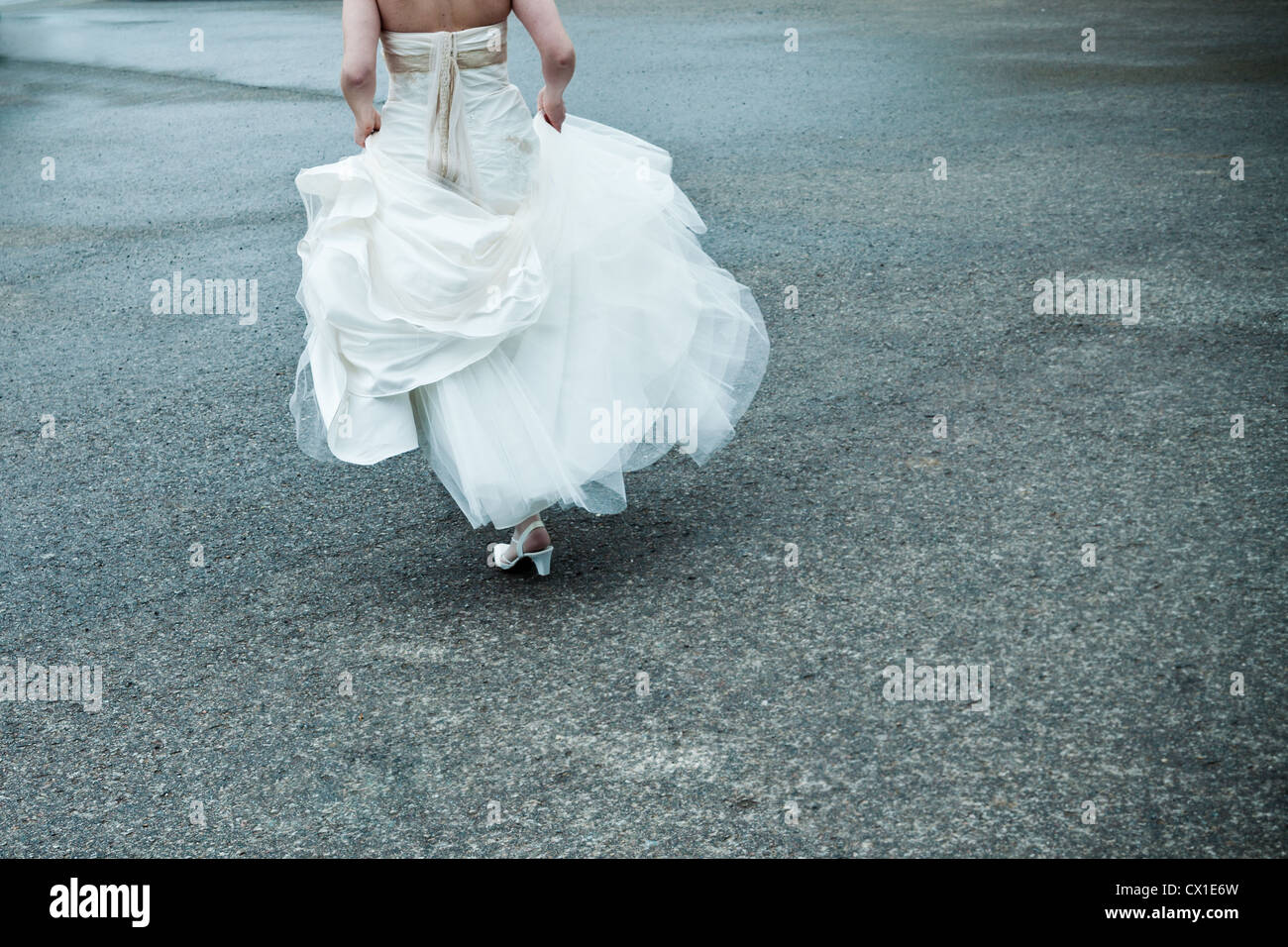 Frauen läuft im Hochzeitskleid Stockfoto