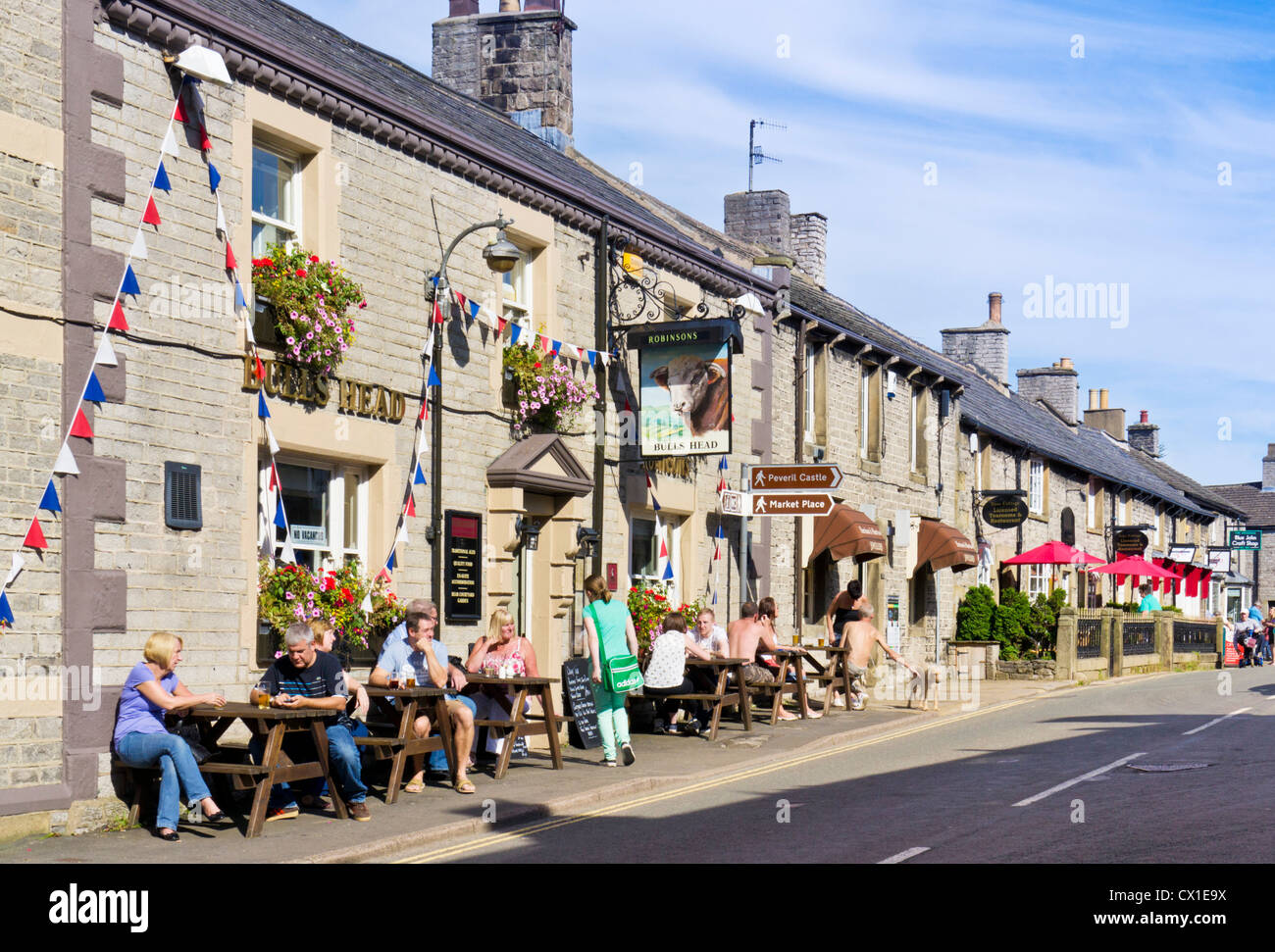 Bulls Head Pub und The Rose Cottage Cafe Castleton Dorfzentrum Peak District Derbyshire England uk gb EU-Europa Stockfoto