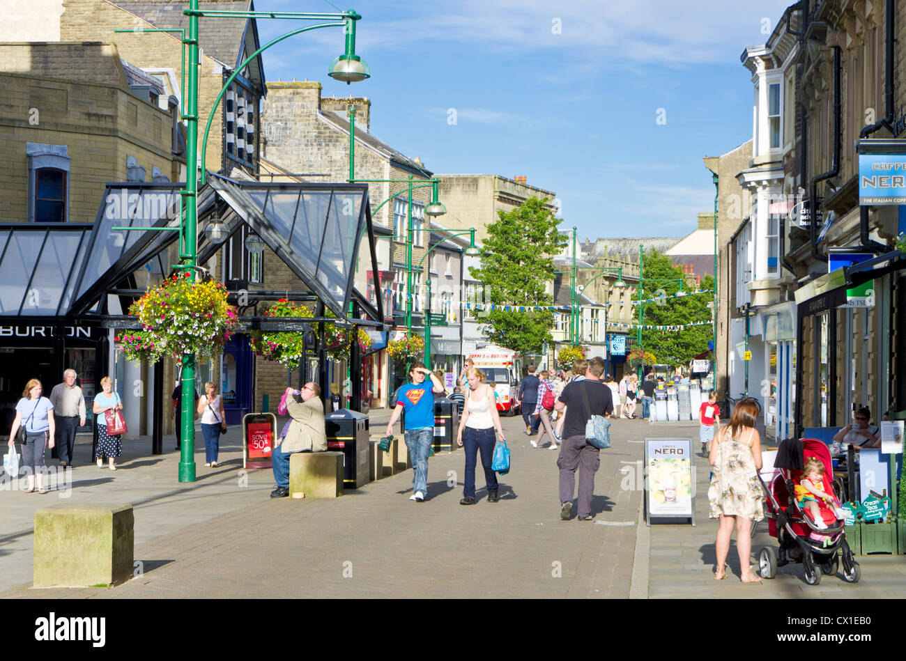 Menschen zu Fuß auf der main street Buxton Spa Einkaufsstadt Zentrum Derbyshire Peak Bezirkshauptstadt England UK GB EU Europa Stockfoto