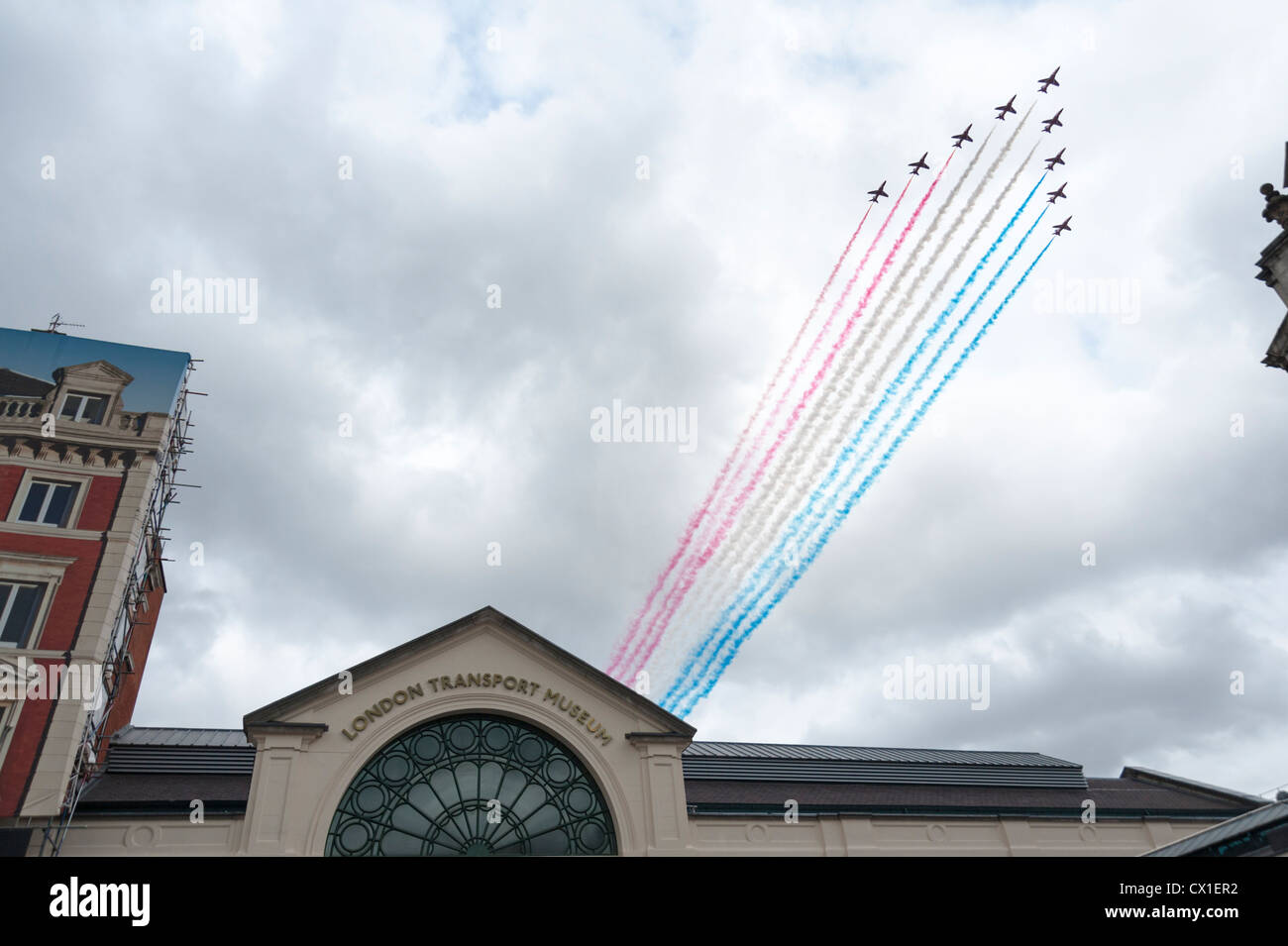 Die roten Pfeile RAF anzeigen Team Fliege über Covent Garden bei Siegesparade London Olympics 2012 Team GB London UK Stockfoto