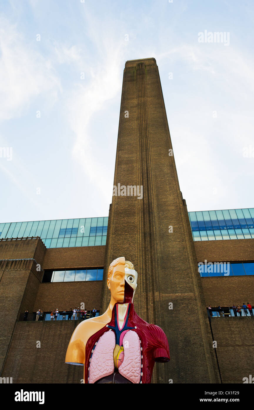 Die Skulptur "Hymne" von Damien Hurst außerhalb der Tate Modern Gallery in London. Stockfoto