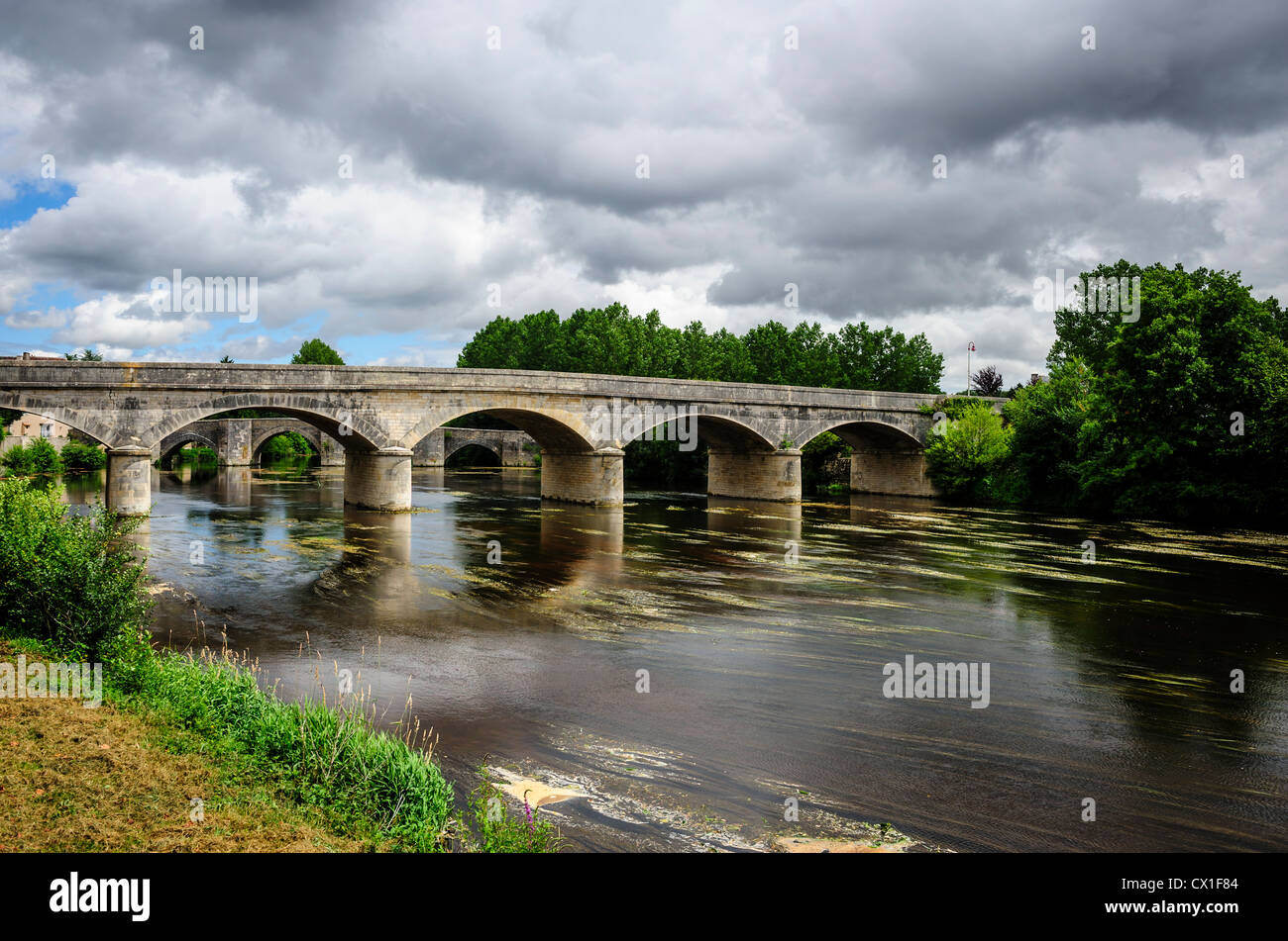 Brücke über den Fluss Gartempe in Saint Savin, Indre, Frankreich Stockfoto