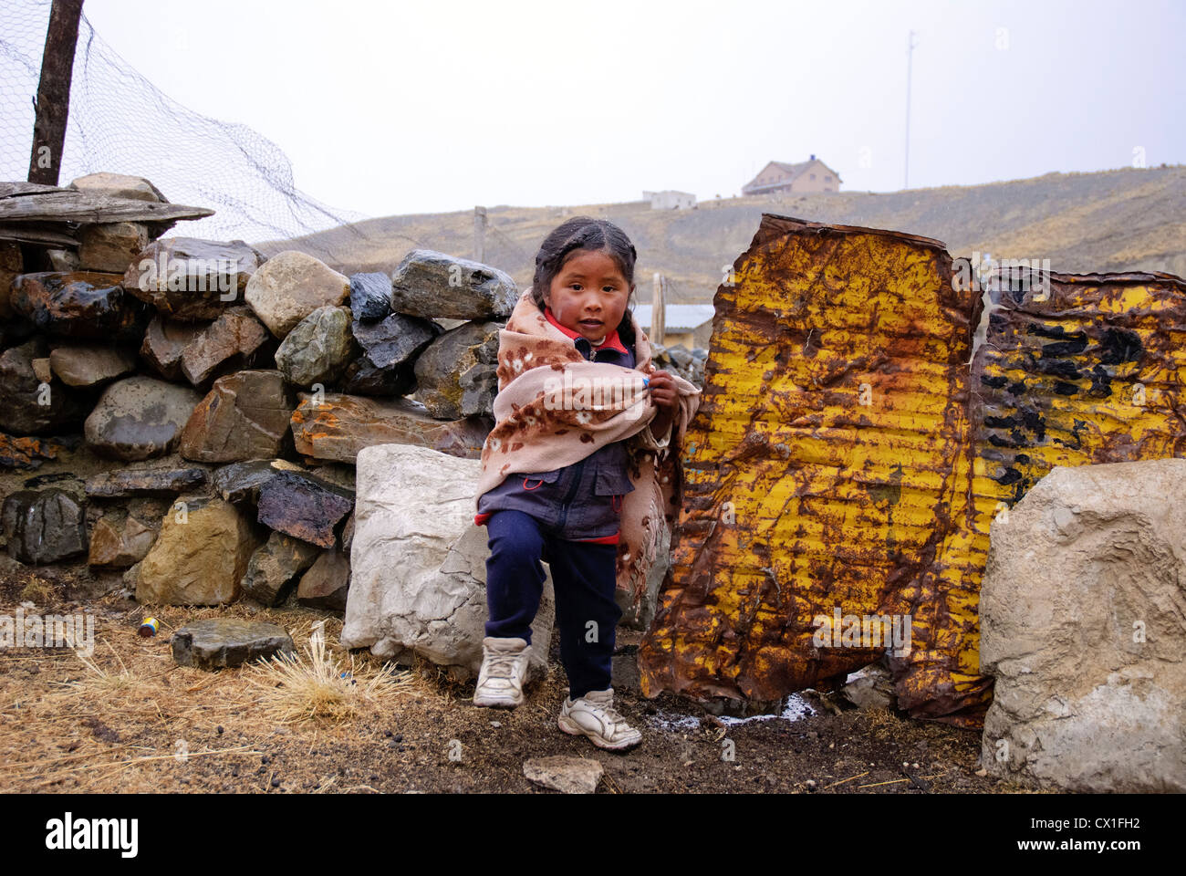 Kinder im Regen Stockfoto