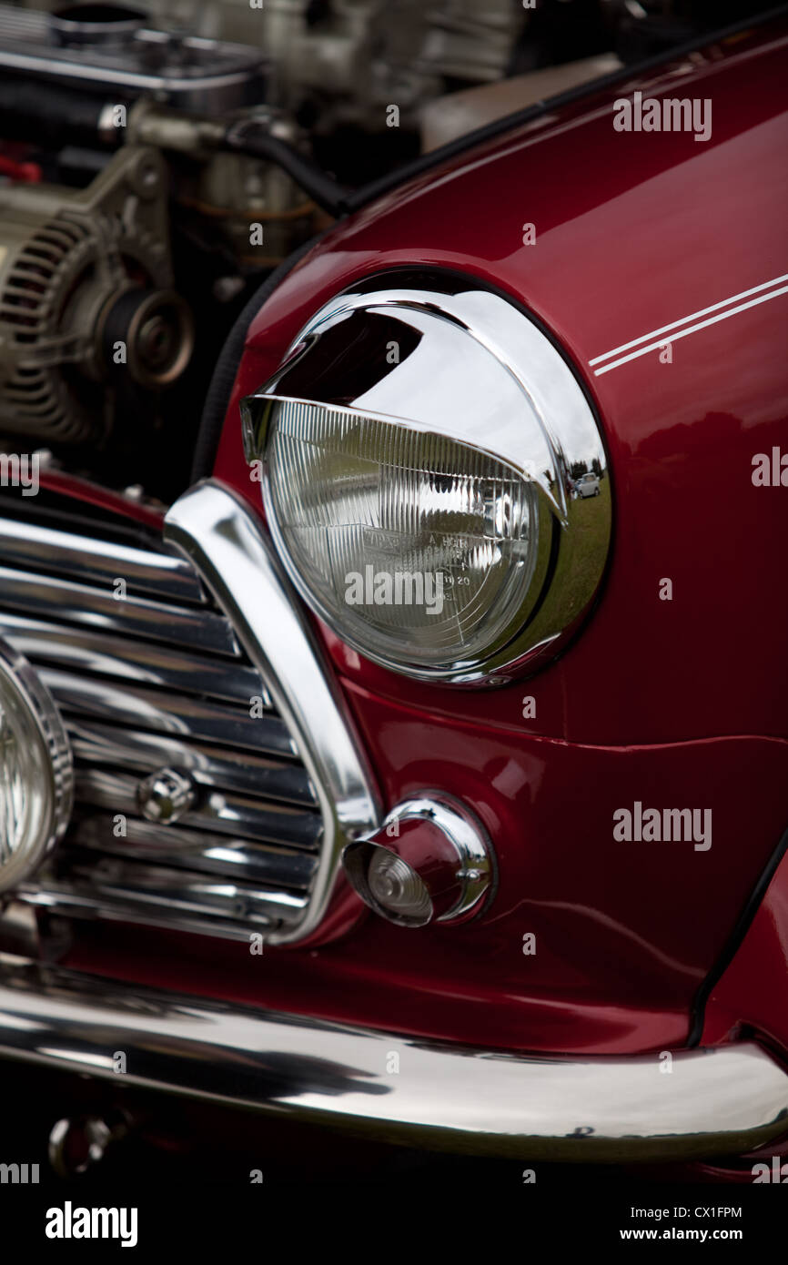 Nahaufnahme Detail eines klassischen roten Mini zeigt hochglanzpolierte Karosserie und Kühlergrill Stockfoto