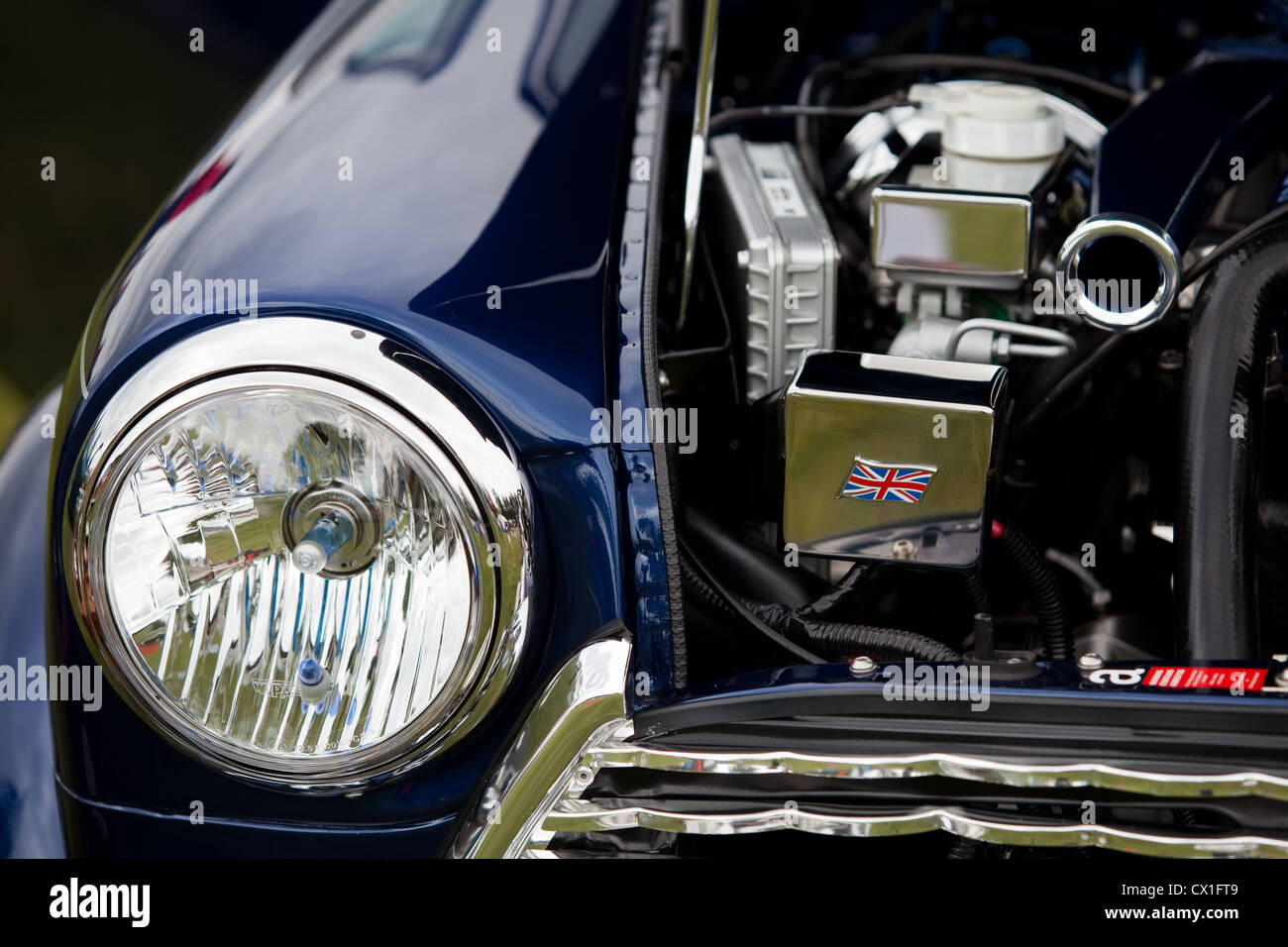 Nahaufnahme Detail eines klassischen blauen Mini zeigt hochglanzpolierte Karosserie und Kühlergrill Stockfoto