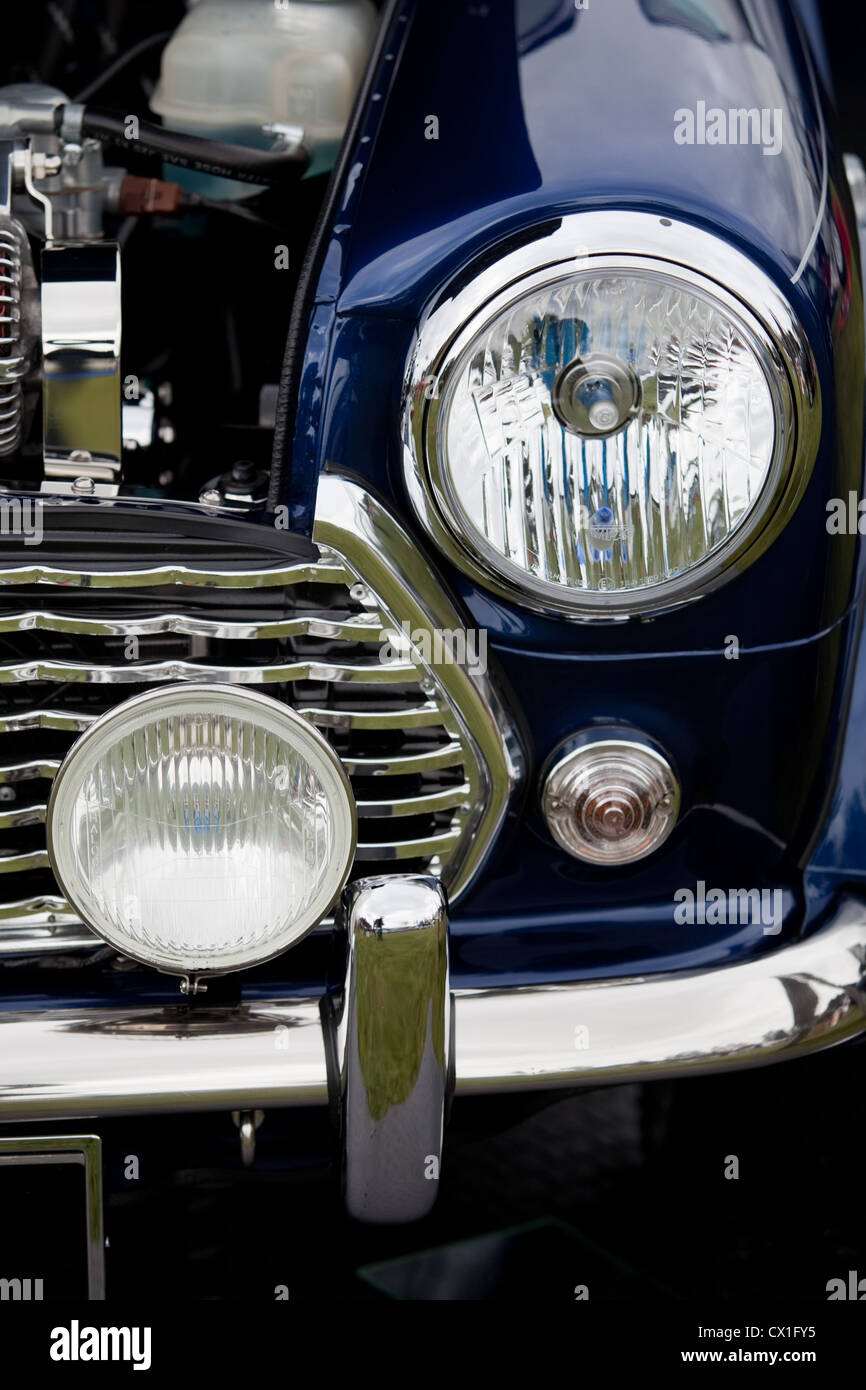 Nahaufnahme Detail eines klassischen blauen Mini zeigt hochglanzpolierte Karosserie und Kühlergrill Stockfoto