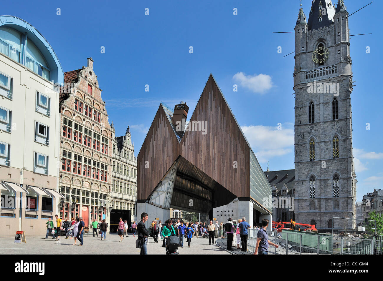 Die moderne Gentse Stadshal / Gent Markthalle im historischen Zentrum von Gent, Belgien Stockfoto