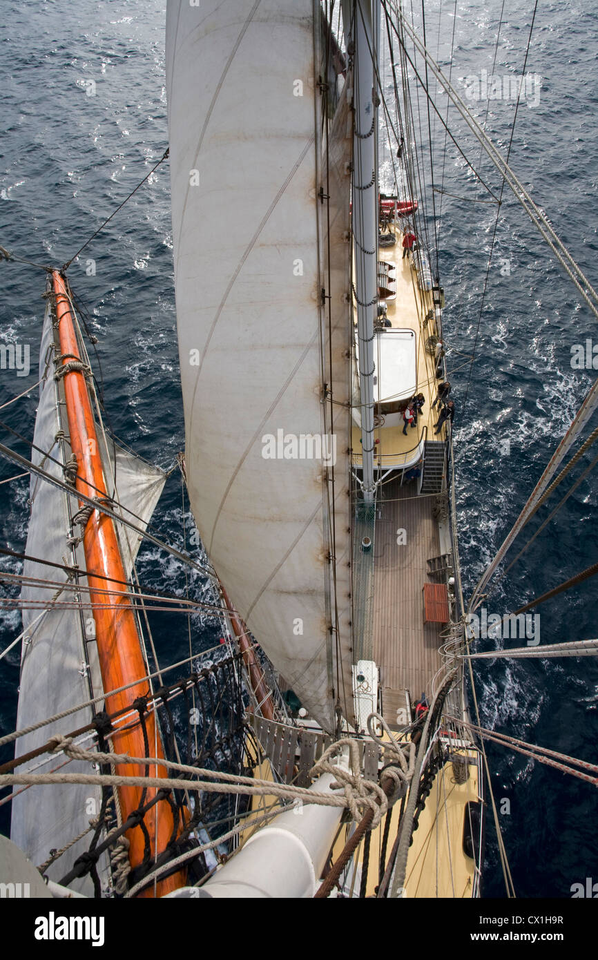 Vogelperspektive auf Segel, Rigg und Deck an Bord der Großsegler / Barkentine Antigua Segeln in Richtung Svalbard, Spitzbergen Stockfoto