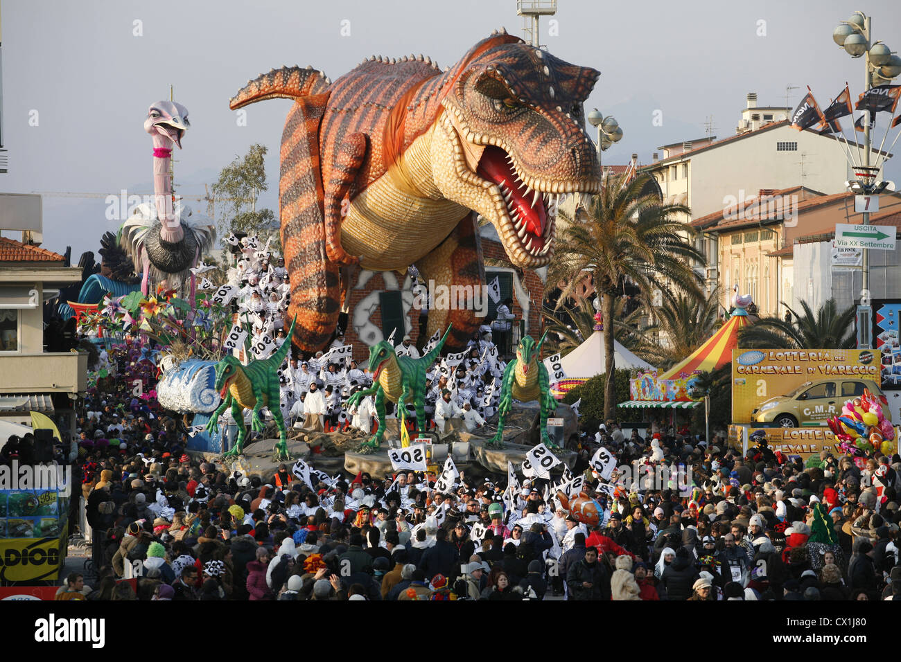 Karneval zeichnet sich durch Papier Papiermache hin-und Herbewegungen, Karikaturen von Politikern und fiktiven Kreationen darstellt. Stockfoto