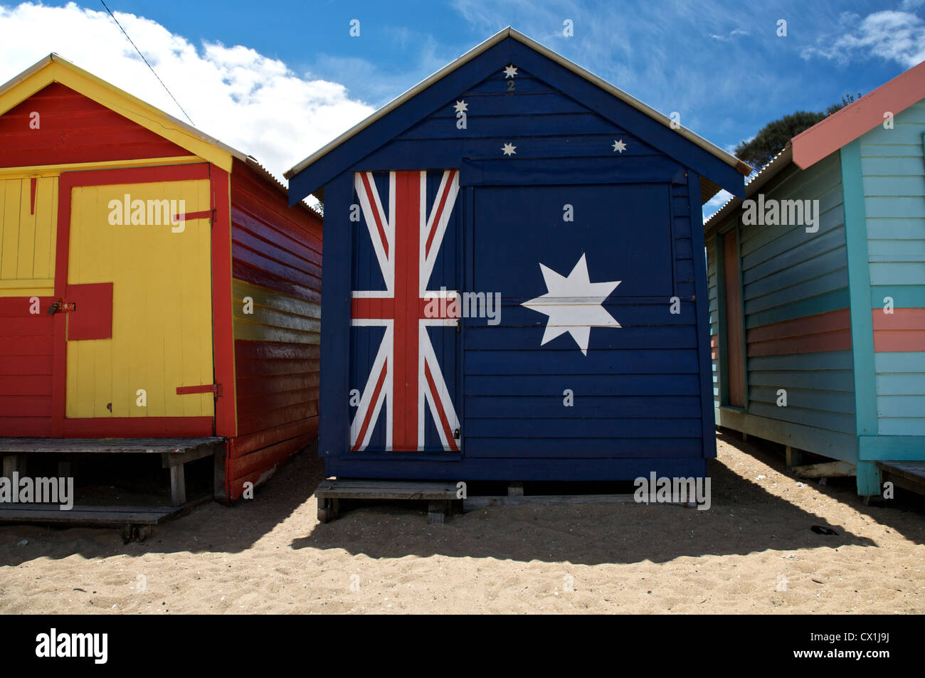Strandhütten und australische Flagge, Melbourne Stockfoto