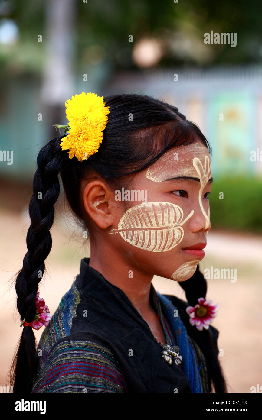 Die burmesische junge Mädchen mit einem Tanaka bemaltem Gesicht. Diese Creme von einem Baum ist glatt angesehen, und die Haut vor der Sonne schützen. Vor allem von Frauen genutzt. Stockfoto