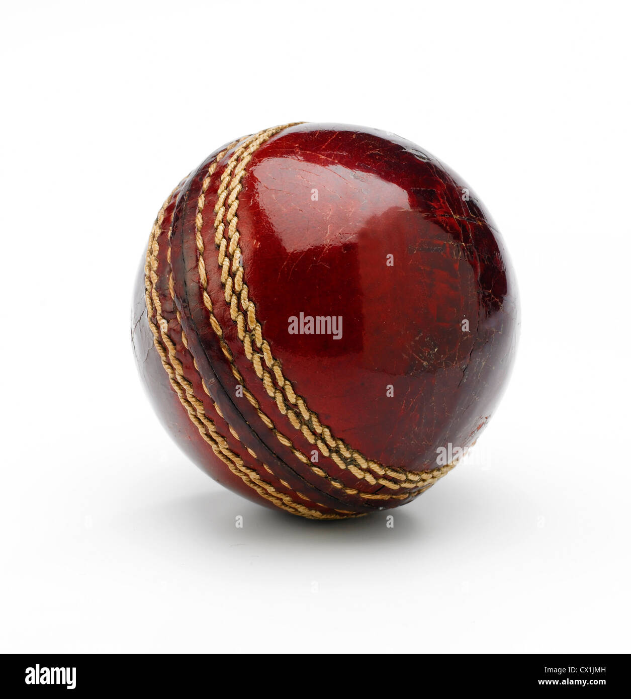 Eine neue Cricketball auf weißem Hintergrund zeigt Stiching. Stockfoto